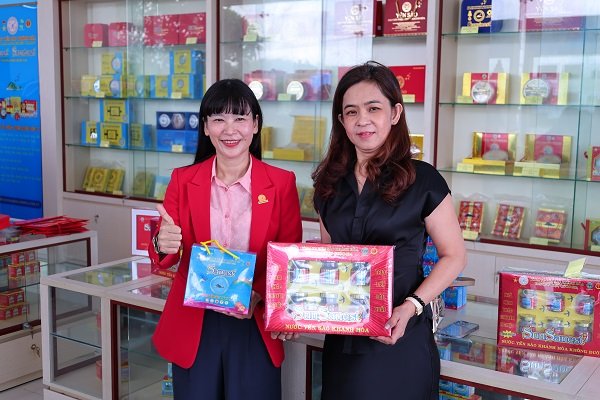 B&agrave; Trịnh Thị Hồng V&acirc;n- Chủ tịch HĐTV C&ocirc;ng ty Yến s&agrave;o Kh&aacute;nh H&ograve;a giới thiệu d&ograve;ng sản phẩm mới Nước Yến s&agrave;o Kh&aacute;nh H&ograve;a Sanest/Sanvinest SVN79.