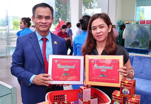 &Ocirc;ng Nguyễn Thanh Hải- Tổng Gi&aacute;m đốc C&ocirc;ng ty Yến s&agrave;o Kh&aacute;nh H&ograve;a giới thiệu d&ograve;ng sản phẩm mới Nước Yến s&agrave;o Kh&aacute;nh H&ograve;a Sanest/Sanvinest SVN79.