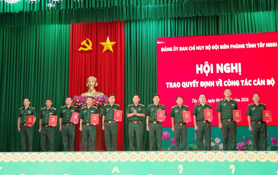 Đại t&aacute; Dương Văn Dược, B&iacute; thư Đảng ủy, Ch&iacute;nh ủy Ban Chỉ huy Bộ đội Bi&ecirc;n ph&ograve;ng tỉnh trao quyết định điều động, bổ nhiệm cho c&aacute;c đồng ch&iacute; c&aacute;n bộ