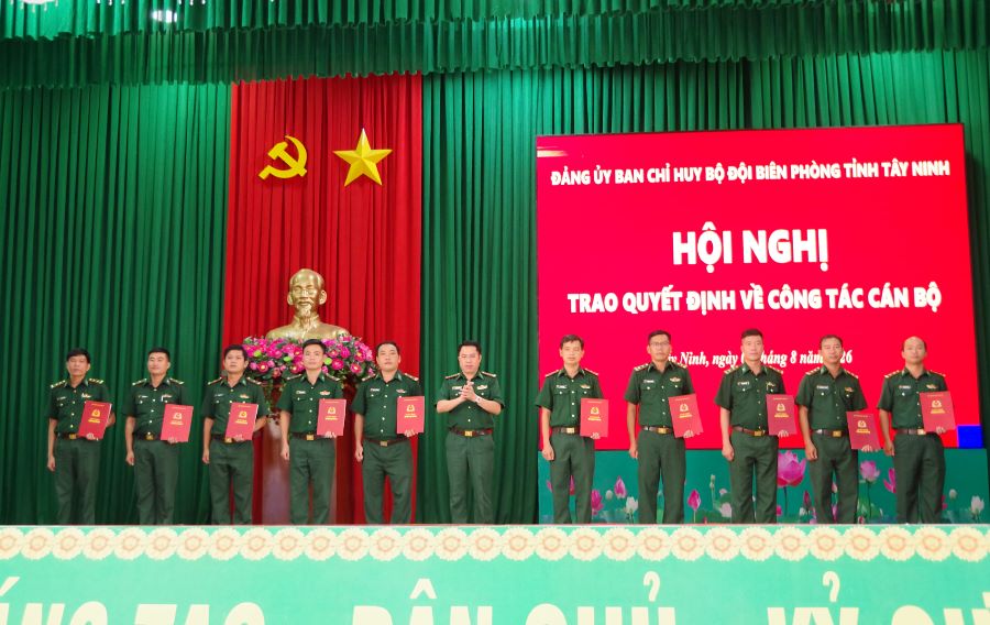 Đại t&aacute; Nguyễn Văn Gi&aacute;p, Ph&oacute; B&iacute; thư Đảng ủy, Chỉ huy trưởng Ban Chỉ huy Bộ đội Bi&ecirc;n ph&ograve;ng tỉnh trao quyết định điều động, bổ nhiệm cho c&aacute;c đồng ch&iacute; c&aacute;n bộ