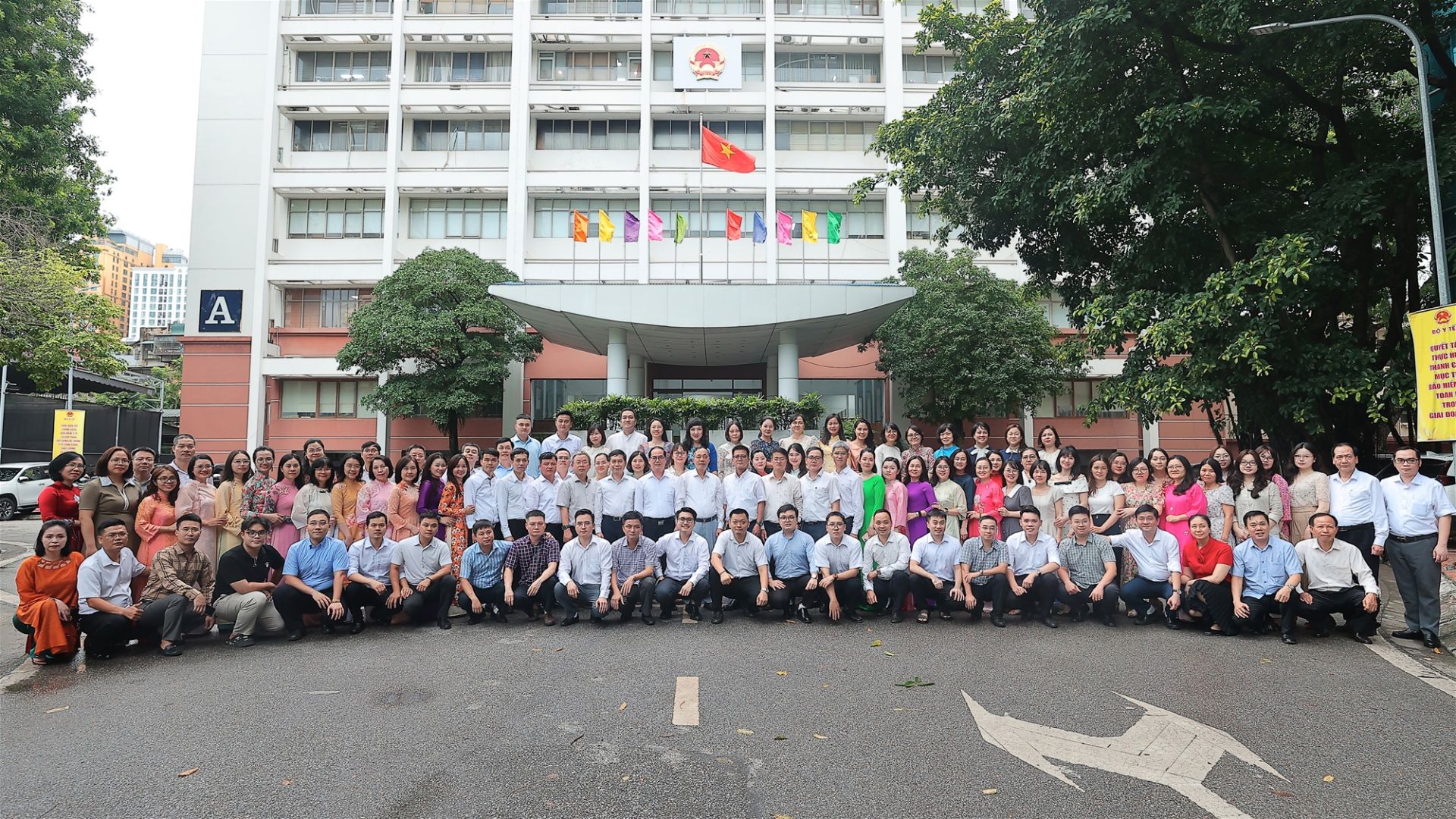 Tập thể l&atilde;nh đạo v&agrave; c&ocirc;ng chức Cục Quản l&yacute; Dược Bộ Y tế