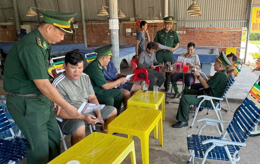 Cán bộ, chiến sĩ Đồn Biên phòng Vàm Trảng Trâu xuống các hộ gia đình tuyên truyền, phát tờ rơi và hướng dẫn người dân cách sử dụng hòm thư ẩn danh Cán bộ, chiến sĩ Đồn Biên phòng Vàm Trảng Trâu xuống các hộ gia đình tuyên truyền, phát tờ rơi và hướng dẫn người dân cách sử dụng hòm thư ẩn danh
