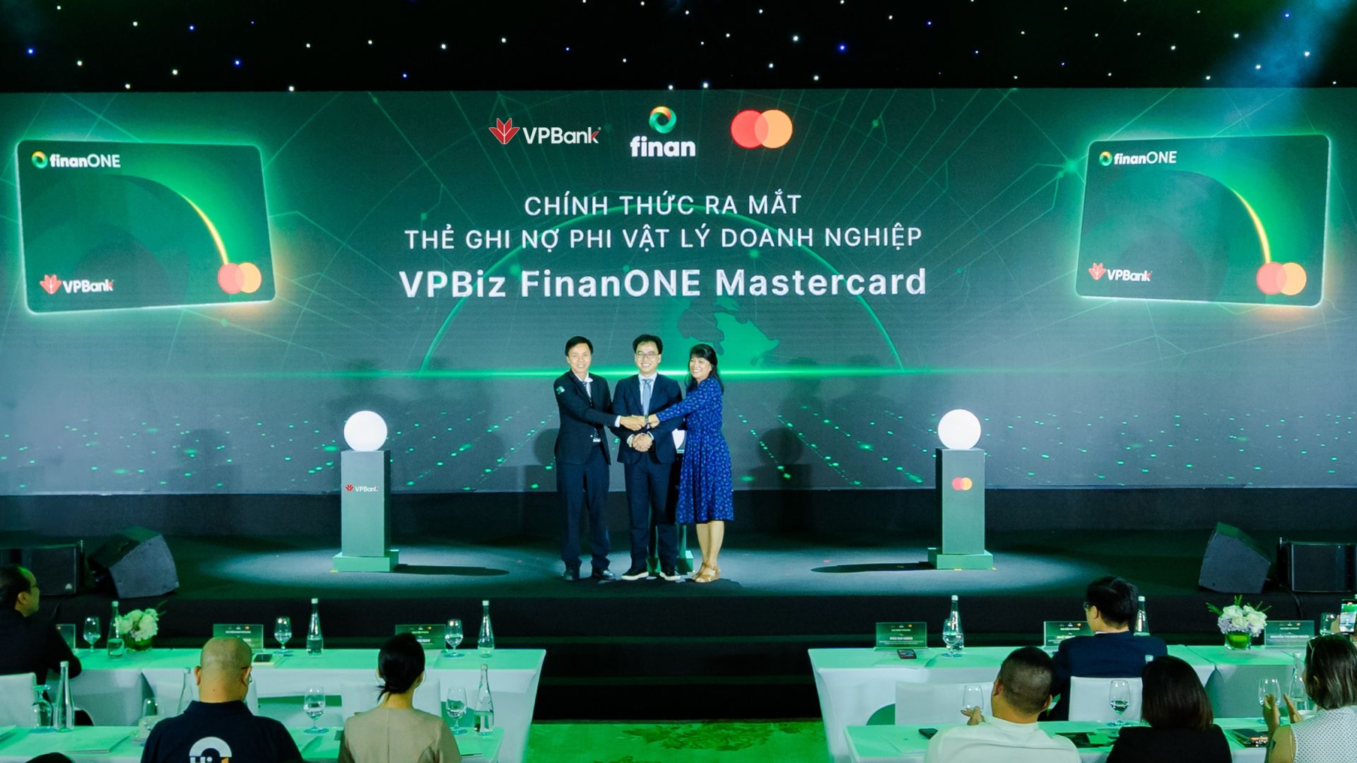 Đại diện VPBank, FINAN và Mastercard thực hiện nghi thức ra mắt dòng thẻ ghi nợ phi vật lý VPBiz FinanONE Mastercard Đại diện VPBank, FINAN và Mastercard thực hiện nghi thức ra mắt dòng thẻ ghi nợ phi vật lý VPBiz FinanONE Mastercard