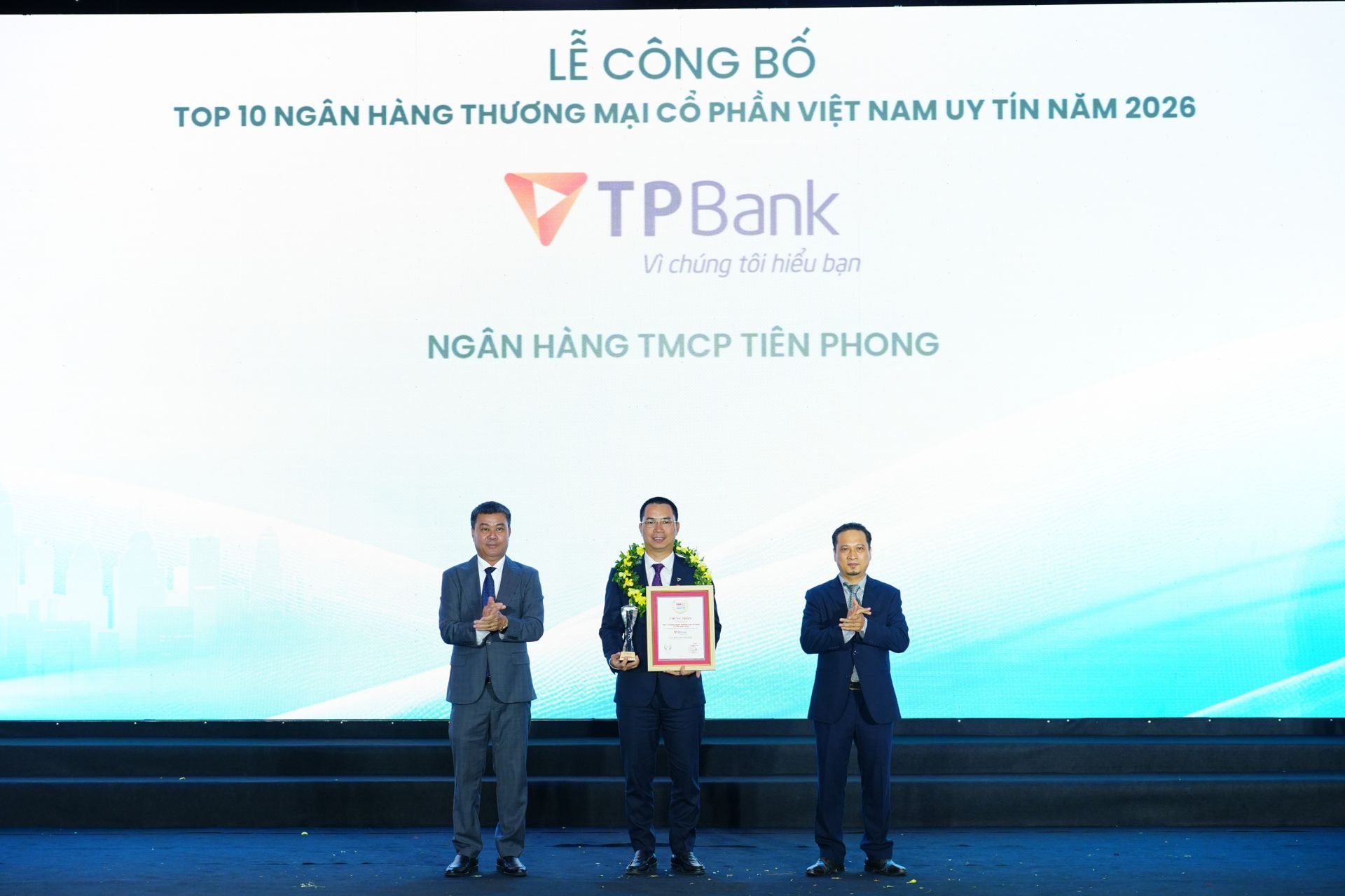 Phó Tổng giám đốc Nguyễn Việt Anh đại diện TPBank nhận giải thưởng Phó Tổng giám đốc Nguyễn Việt Anh đại diện TPBank nhận giải thưởng