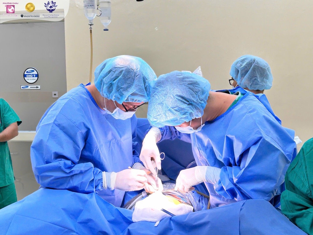 Các bác sĩ chuyên khoa Bệnh viện Quốc tế Phương Châu Sóc Trăng phẫu thuật bằng nội soi cho bệnh nhân Các bác sĩ chuyên khoa Bệnh viện Quốc tế Phương Châu Sóc Trăng phẫu thuật bằng nội soi cho bệnh nhân
