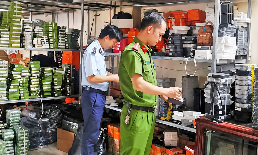 Lực lượng chức năng kiểm tra, phát hiện kho hàng nhái các thương hiệu quốc tế tại khu phố Long Vỹ, phường Từ Sơn. Lực lượng chức năng kiểm tra, phát hiện kho hàng nhái các thương hiệu quốc tế tại khu phố Long Vỹ, phường Từ Sơn.