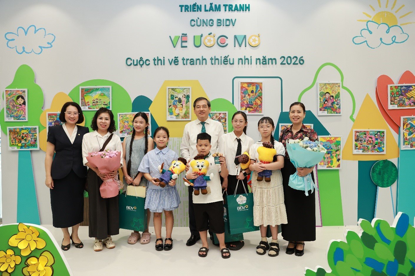 Đại biểu tham dự chương tr&igrave;nh chụp ảnh c&ugrave;ng c&aacute;c em thiếu nhi tại kh&ocirc;ng gian triển l&atilde;m tranh