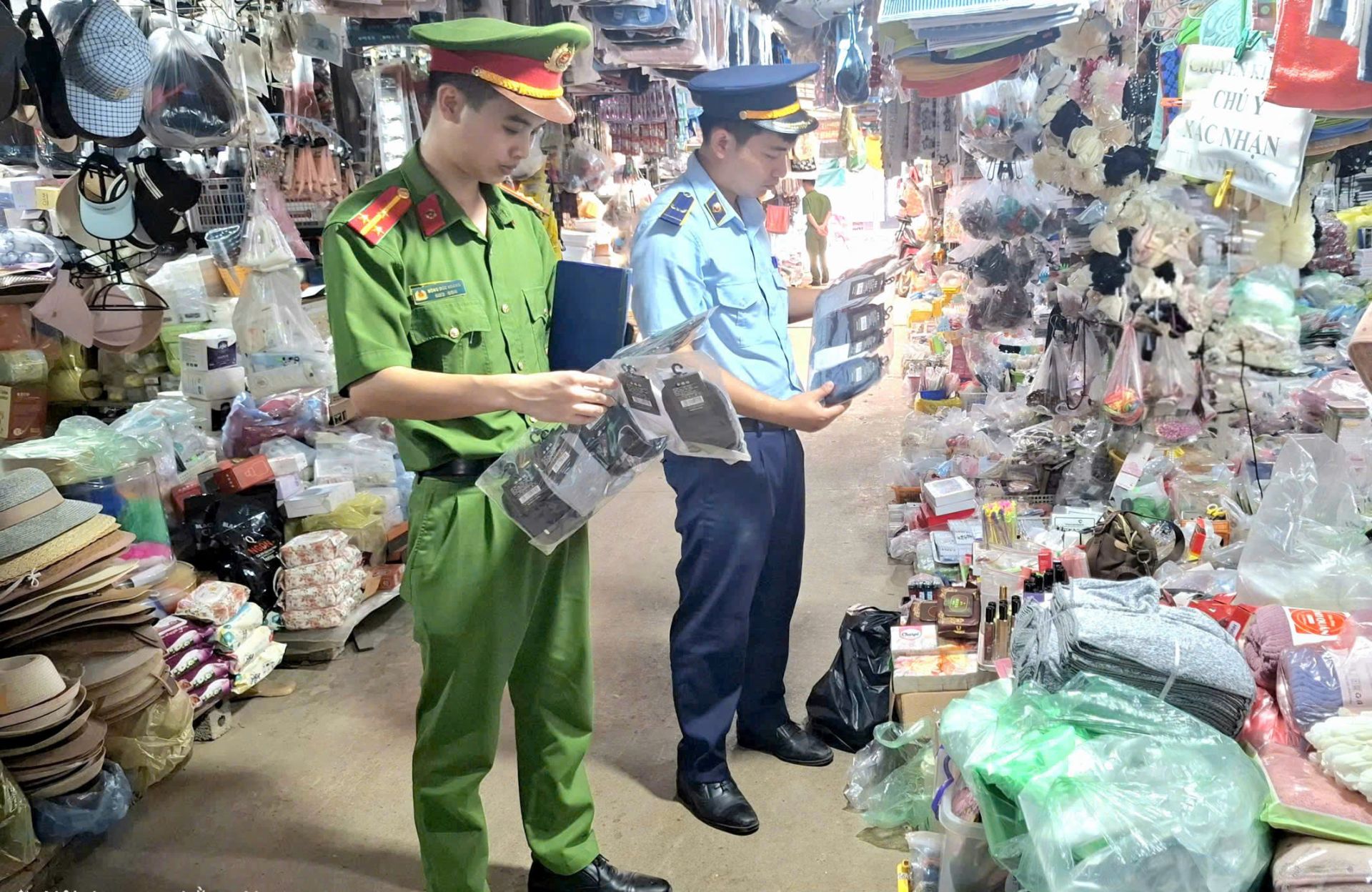Đội QLTT số 4 Lạng Sơn đẩy mạnh phối hợp chống hàng giả, hàng lậu Đội QLTT số 4 Lạng Sơn đẩy mạnh phối hợp chống hàng giả, hàng lậu