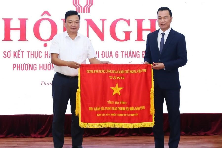 Thay mặt l&atilde;nh đạo tỉnh H&agrave; Tĩnh, Ph&oacute; Chủ tịch UBND tỉnh Hồ Huy Th&agrave;nh (&aacute;o trắng) đ&oacute;n nhận cờ thi đua của Ch&iacute;nh phủ