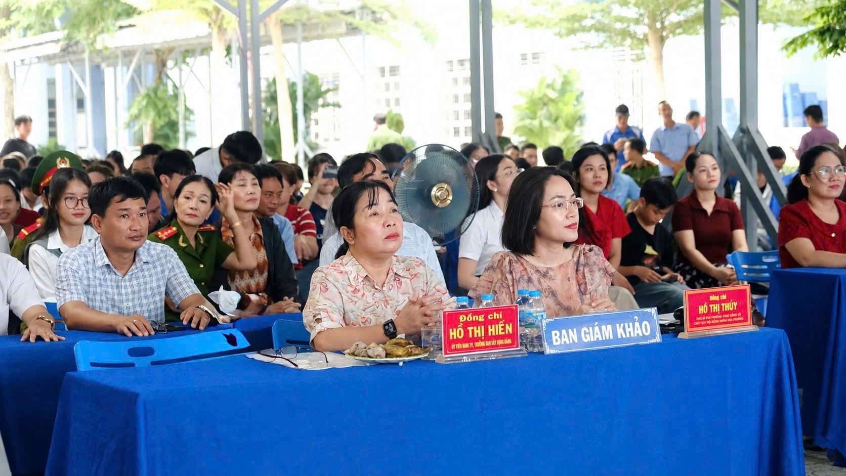 Hội thi có sự tham dự của đồng chí Hồ Thị Thủy, Phó Bí thư Thường trực Đảng ủy, Chủ tịch HĐND phường, Trưởng Ban tổ chức; đồng chí Hồ Thị Hiền, Ủy viên Ban Thường vụ Đảng ủy, Trưởng Ban Xây dựng Đảng Đảng ủy phường, Phó Trưởng Ban Thường trực Ban tổ chức. Hội thi có sự tham dự của đồng chí Hồ Thị Thủy, Phó Bí thư Thường trực Đảng ủy, Chủ tịch HĐND phường, Trưởng Ban tổ chức; đồng chí Hồ Thị Hiền, Ủy viên Ban Thường vụ Đảng ủy, Trưởng Ban Xây dựng Đảng Đảng ủy phường, Phó Trưởng Ban Thường trực Ban tổ chức.