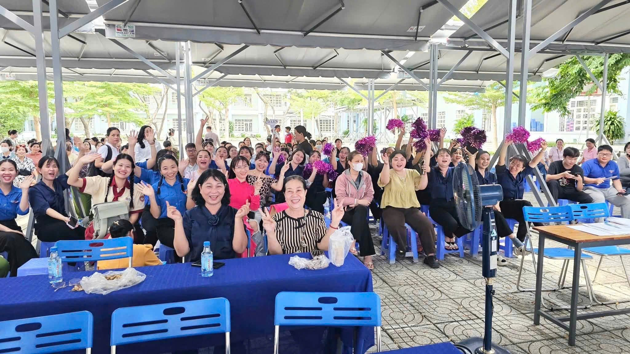 Đông đảo Đảng viên, đoàn viên, hội viên và người dân theo dõi, cổ vũ các đội thi. Đông đảo Đảng viên, đoàn viên, hội viên và người dân theo dõi, cổ vũ các đội thi.