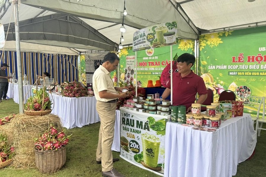 Gian h&agrave;ng được trưng b&agrave;y gồm những mặt h&agrave;ng OCOP, sản phẩm tiềm năng OCOP, n&ocirc;ng sản chế biến v&agrave; nhiều đặc sản nổi tiếng.