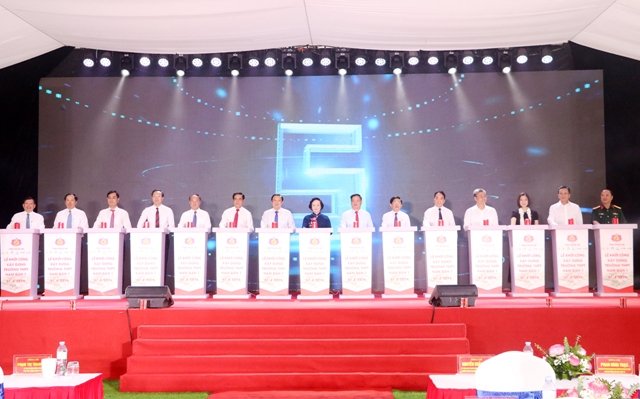 Các đại biểu thực hiện nghi thức khởi công. Các đại biểu thực hiện nghi thức khởi công.