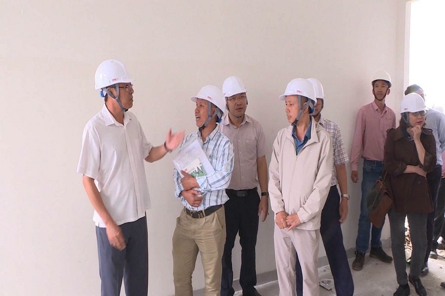 Phó Chủ tịch UBND tỉnh Nguyễn Minh ghi nhận sự nỗ lực của chủ đầu tư, đơn vị tư vấn và các nhà thầu trong việc đẩy nhanh tiến độ thi công thời gian qua. Phó Chủ tịch UBND tỉnh Nguyễn Minh ghi nhận sự nỗ lực của chủ đầu tư, đơn vị tư vấn và các nhà thầu trong việc đẩy nhanh tiến độ thi công thời gian qua.
