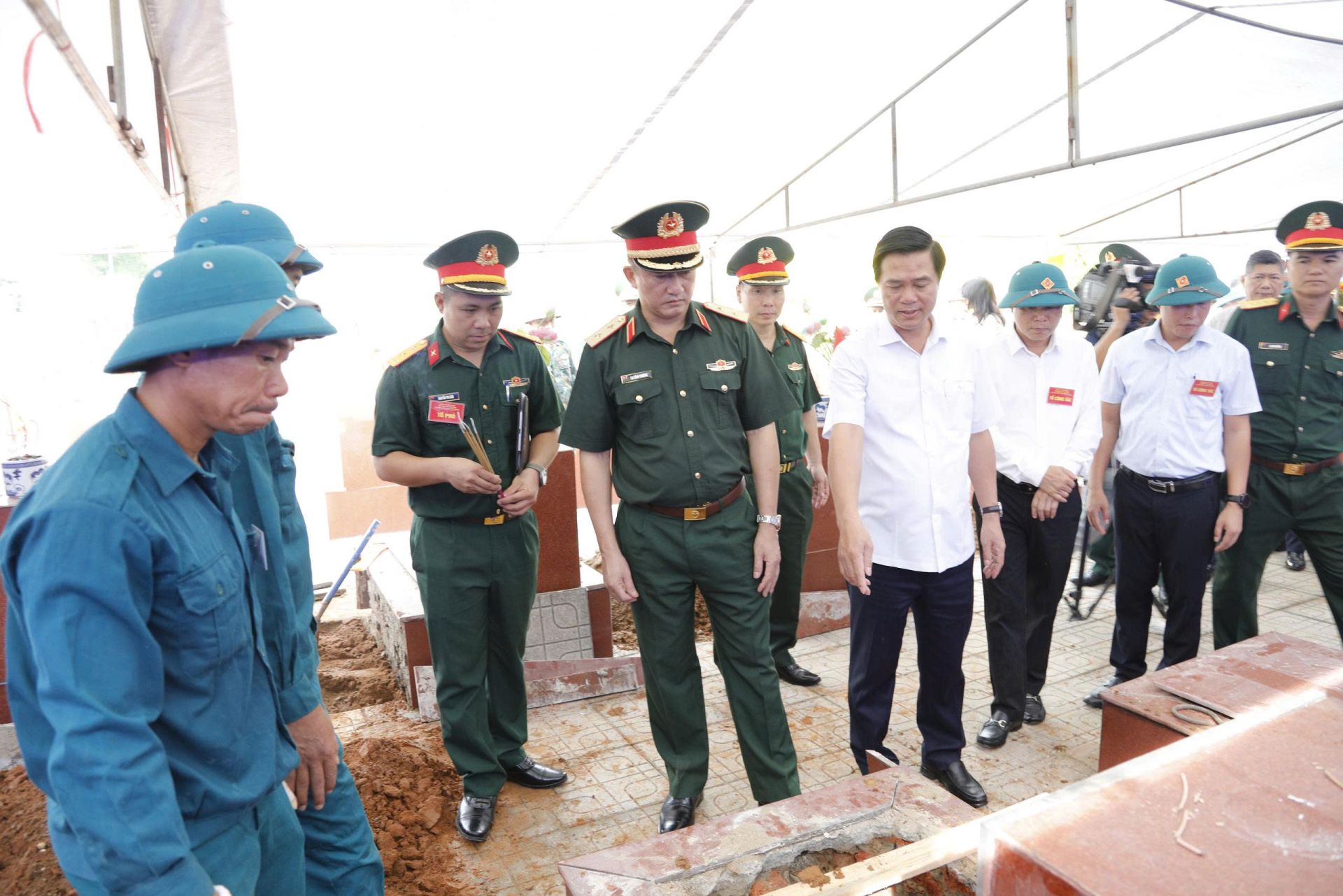 Đo&agrave;n c&ocirc;ng t&aacute;c kiểm tra thực tế khu vực khai quật, lấy mẫu h&agrave;i cốt liệt sĩ tại x&atilde; Bắc Lũng.