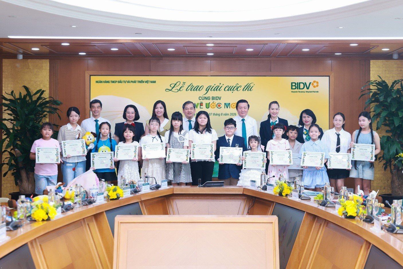 L&atilde;nh đạo BIDV v&agrave; Ban Gi&aacute;m khảo ch&uacute;c mừng c&aacute;c em thiếu nhi đạt giải