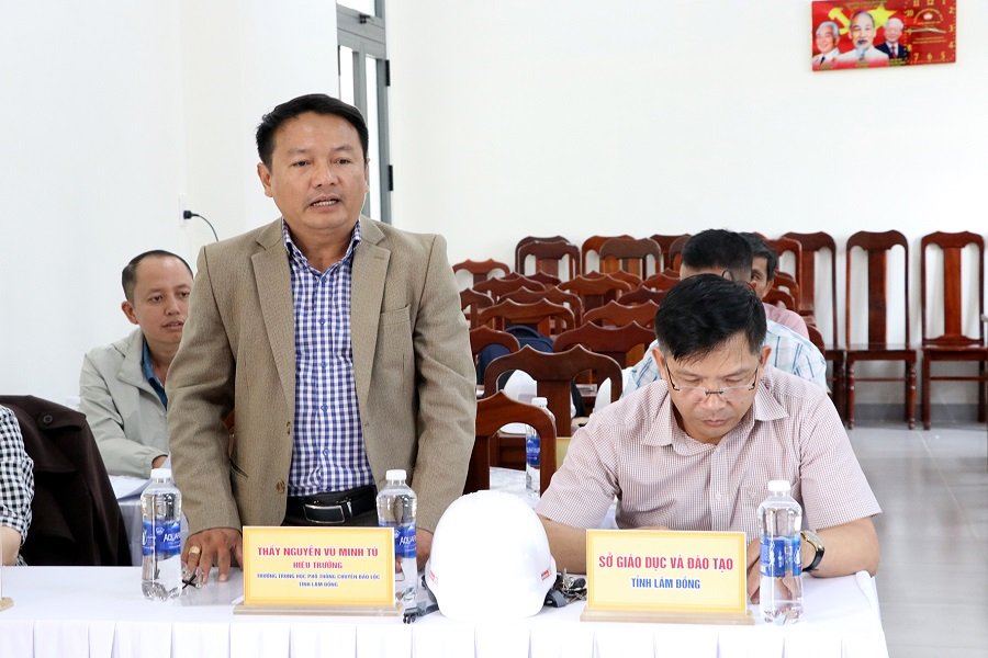 Ông Nguyễn Vũ Minh Tú, Hiệu trưởng Trường THPT Chuyên Bảo Lộc phát biểu tại buổi làm việc. Ông Nguyễn Vũ Minh Tú, Hiệu trưởng Trường THPT Chuyên Bảo Lộc phát biểu tại buổi làm việc.