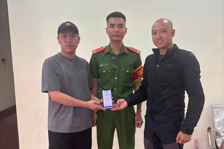 Anh Hoàng Quốc Cường (bên trái) trả lại 5 tỷ đồng chuyển khoản nhầm cho anh Quân trước sự chứng kiến của đại diện Công an xã Hoàn Lão Anh Hoàng Quốc Cường (bên trái) trả lại 5 tỷ đồng chuyển khoản nhầm cho anh Quân trước sự chứng kiến của đại diện Công an xã Hoàn Lão