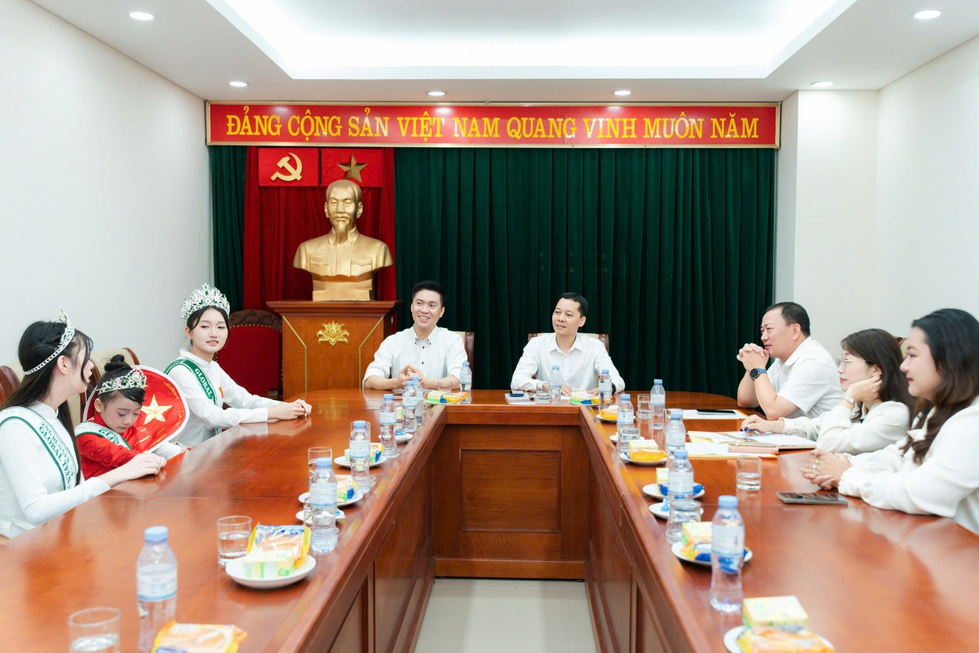 Lãnh đạo Ban Đối ngoại Nhân dân giao lưu cùng các thí sinh. Lãnh đạo Ban Đối ngoại Nhân dân giao lưu cùng các thí sinh.