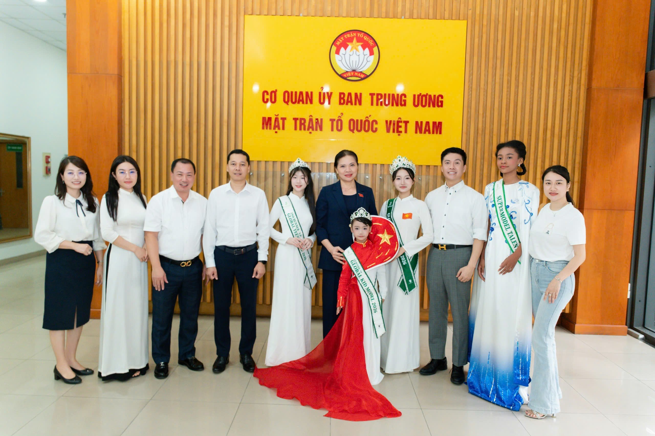 Các thí sinh xuất sắc đạt giải trong cuộc thi Siêu Mẫu Nhí Toàn cầu 2026 chụp ảnh lưu niệm cùng bà Hà Thị Nga - Ủy viên Ban Chấp hành Trung ương Đảng, Phó Chủ tịch Ủy ban Trung ương Mặt trận Tổ quốc Việt Nam và Lãnh đạo Ban Đối ngoại Nhân dân. Các thí sinh xuất sắc đạt giải trong cuộc thi Siêu Mẫu Nhí Toàn cầu 2026 chụp ảnh lưu niệm cùng bà Hà Thị Nga - Ủy viên Ban Chấp hành Trung ương Đảng, Phó Chủ tịch Ủy ban Trung ương Mặt trận Tổ quốc Việt Nam và Lãnh đạo Ban Đối ngoại Nhân dân.
