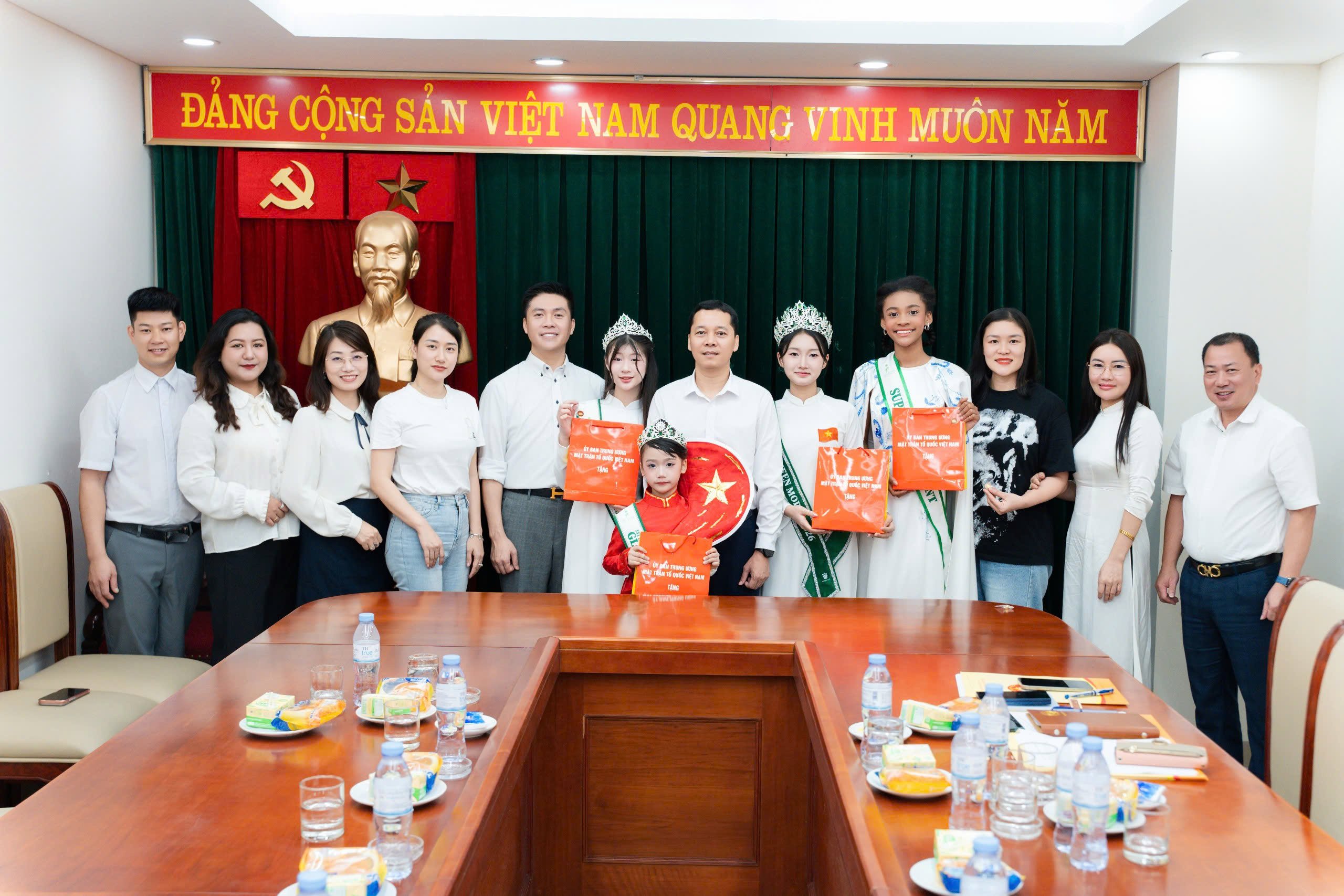 Các thí sinh cùng phụ huynh chụp ảnh lưu niệm với BTC và Lãnh đạo Ban Đối ngoại Nhân dân. Các thí sinh cùng phụ huynh chụp ảnh lưu niệm với BTC và Lãnh đạo Ban Đối ngoại Nhân dân.