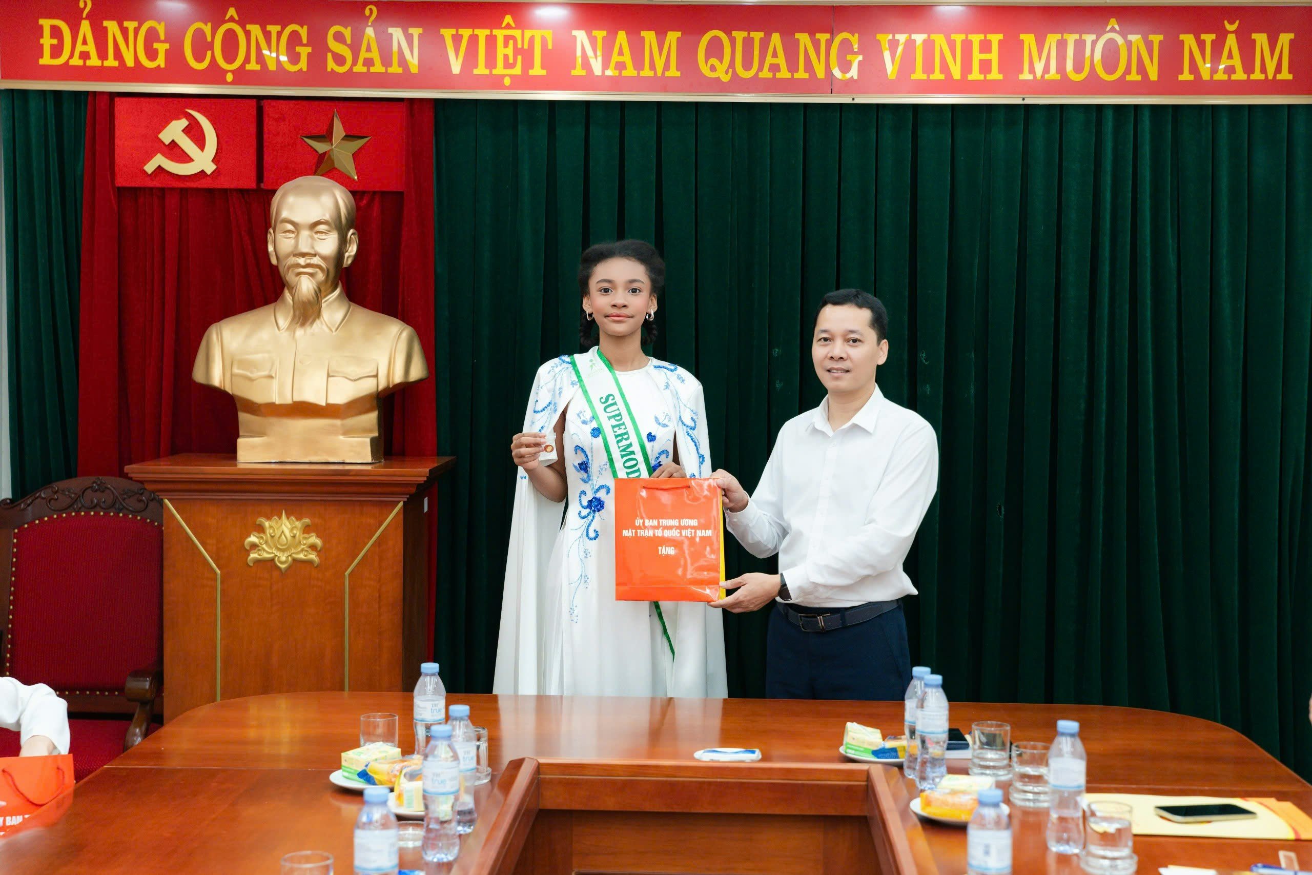 Ông Nguyễn Đức Thịnh - Trưởng Ban Đối ngoại Nhân dân, Cơ quan Ủy ban Trung ương Mặt trận Tổ quốc Việt Nam tặng quà lưu niệm cho thí sinh cuộc thi Siêu Mẫu Nhí Toàn cầu 2026. Ông Nguyễn Đức Thịnh - Trưởng Ban Đối ngoại Nhân dân, Cơ quan Ủy ban Trung ương Mặt trận Tổ quốc Việt Nam tặng quà lưu niệm cho thí sinh cuộc thi Siêu Mẫu Nhí Toàn cầu 2026.