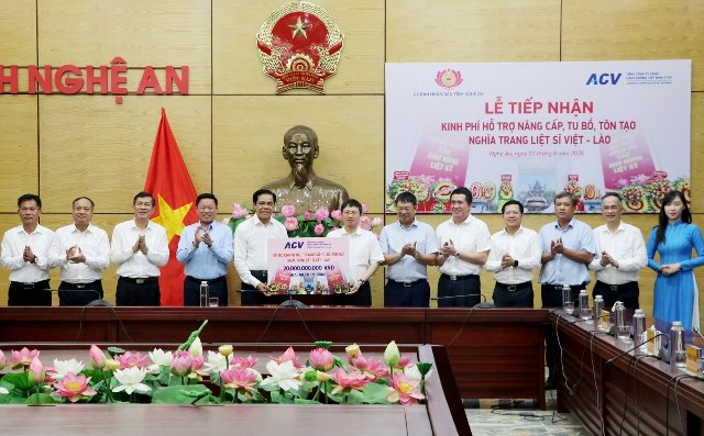 Lãnh đạo ACV trao biểu trưng số tiền 20 tỷ đồng hỗ trợ tỉnh Nghệ An. Lãnh đạo ACV trao biểu trưng số tiền 20 tỷ đồng hỗ trợ tỉnh Nghệ An.