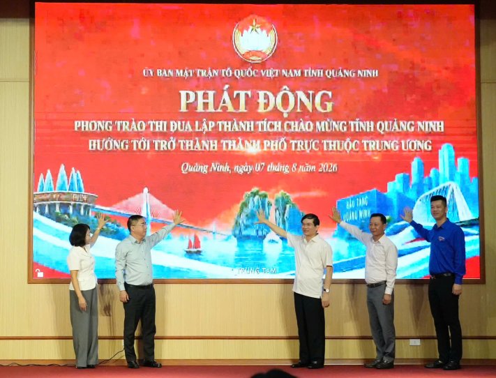 Các đại biểu thực hiện nghi thức ấn nút phát động phong trào thi đua Các đại biểu thực hiện nghi thức ấn nút phát động phong trào thi đua