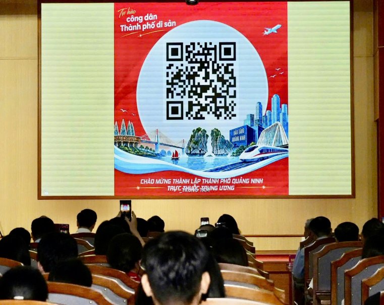 Các đại biểu thực hiện thay avatar tài khoản mạng xã hội hưởng ứng phong trào thi đua Các đại biểu thực hiện thay avatar tài khoản mạng xã hội hưởng ứng phong trào thi đua