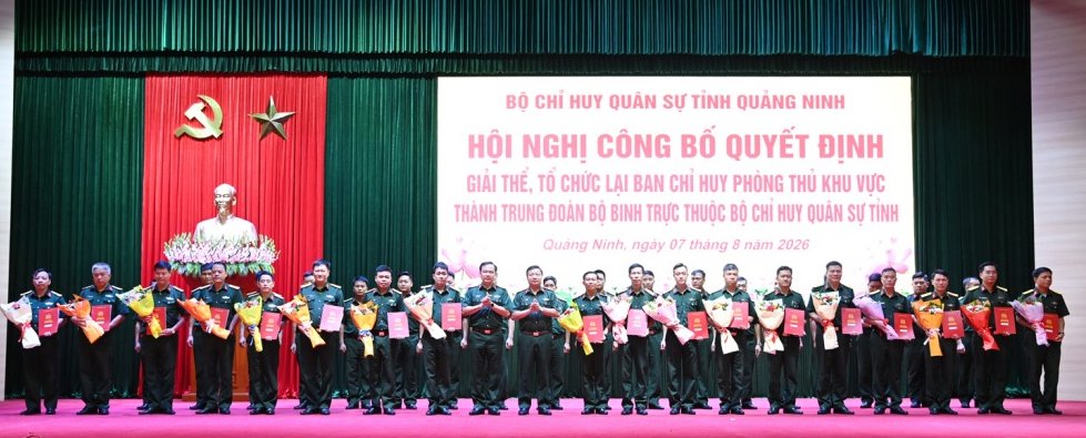 Đại t&aacute; L&ecirc; Trọng H&ograve;a, Ủy vi&ecirc;n BTV Tỉnh ủy, Chỉ huy trưởng Bộ CHQS tỉnh v&agrave; Đại t&aacute; Ho&agrave;ng Văn Thuyết, Tỉnh ủy vi&ecirc;n, Ph&oacute; B&iacute; thư Thường trực Đảng ủy Qu&acirc;n sự tỉnh, Ch&iacute;nh ủy Bộ CHQS tỉnh, trao c&aacute;c quyết định điều động, bổ nhiệm c&aacute;n bộ tại hội nghị
