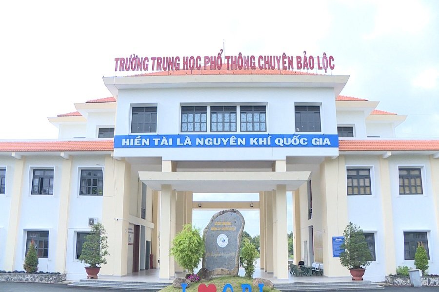 Trường THPT Chuyên Bảo Lộc đang được đầu tư đồng bộ cơ sở vật chất, tạo môi trường học tập hiện đại, góp phần đào tạo nhân tài và nguồn nhân lực chất lượng cao cho tỉnh Lâm Đồng. (Ảnh: Trường THPT Chuyên Bảo Lộc) Trường THPT Chuyên Bảo Lộc đang được đầu tư đồng bộ cơ sở vật chất, tạo môi trường học tập hiện đại, góp phần đào tạo nhân tài và nguồn nhân lực chất lượng cao cho tỉnh Lâm Đồng. (Ảnh: Trường THPT Chuyên Bảo Lộc)