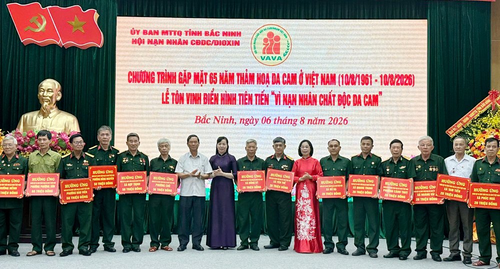 Các đại biểu tham dự chương trình tiếp nhận ủng hộ Quỹ Nạn nhân chất độc da cam/Dioxin tỉnh. Các đại biểu tham dự chương trình tiếp nhận ủng hộ Quỹ Nạn nhân chất độc da cam/Dioxin tỉnh.