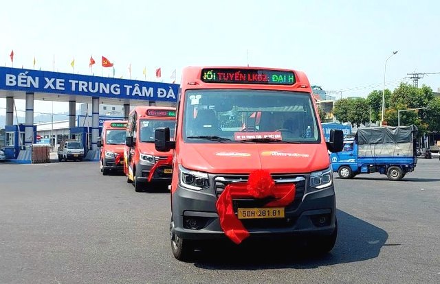 C&aacute;c phương tiện xe bu&yacute;t chạy xăng tr&ecirc;n tuyến S&acirc;n bay quốc tế Đ&agrave; Nẵng - Khu du lịch B&agrave; N&agrave; hiện nay sẽ dần được thay th&ecirc; bằng xe bu&yacute;t điện trong lộ tr&igrave;nh chuyển đổi từ nay đến năm 2027.