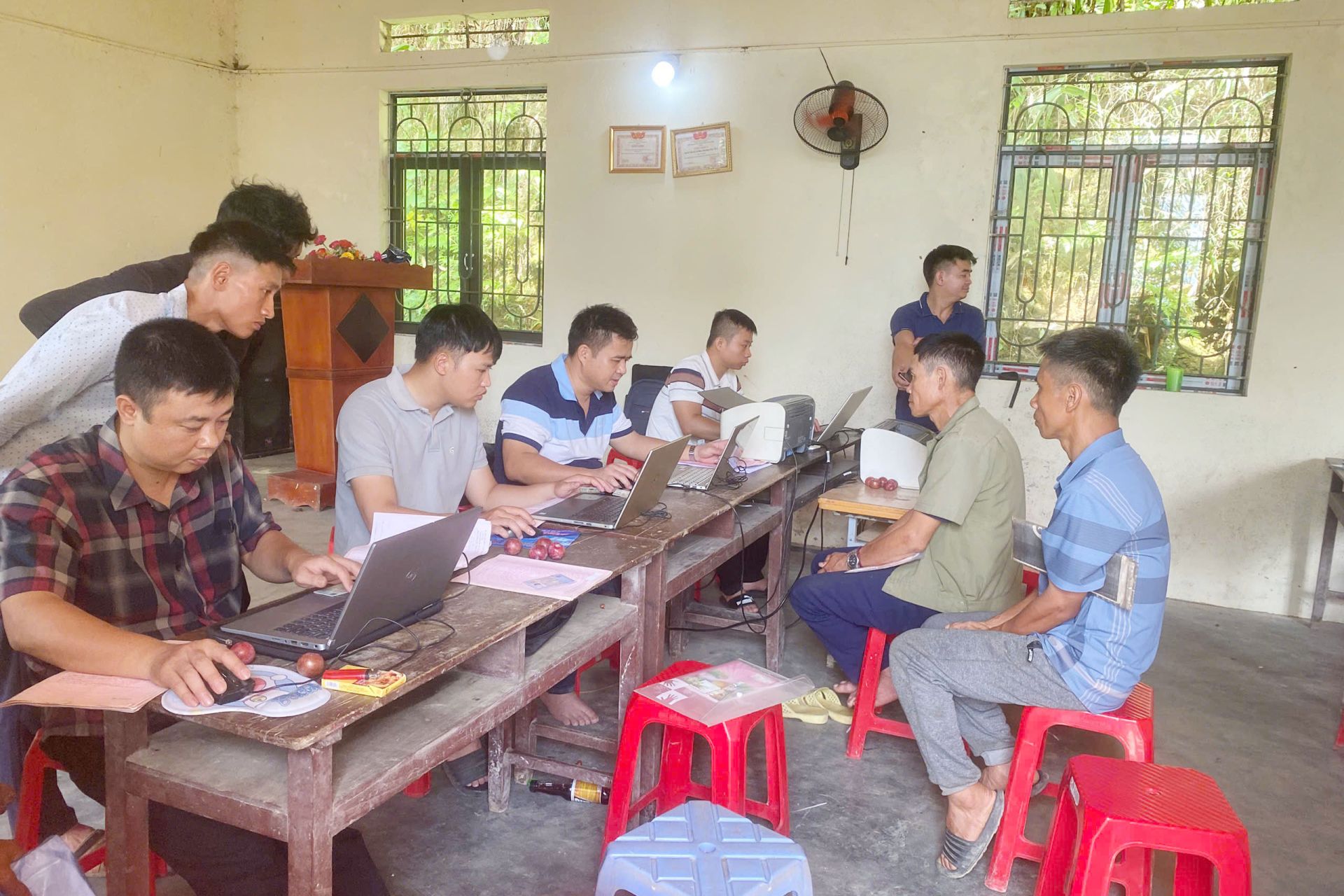 Cán bộ xã thực hiện Chiến dịch 120 ngày đo đạc, lập bản đồ địa chính, lập hồ sơ địa chính và hoàn thành cơ sở dữ liệu đất đai trên địa bàn tỉnh năm 2026 Cán bộ xã thực hiện Chiến dịch 120 ngày đo đạc, lập bản đồ địa chính, lập hồ sơ địa chính và hoàn thành cơ sở dữ liệu đất đai trên địa bàn tỉnh năm 2026