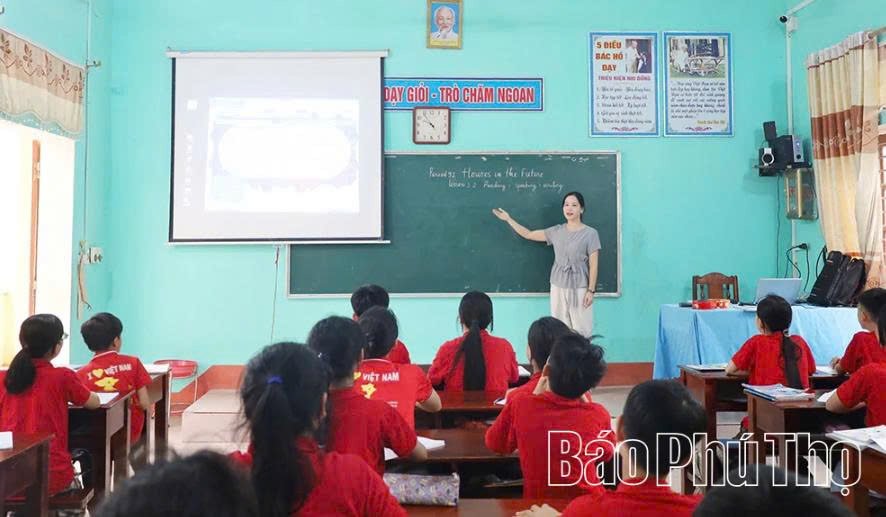 Giờ học m&ocirc;n Tiếng Anh của c&ocirc; v&agrave; tr&ograve; Trường THCS Quế L&acirc;m, x&atilde; T&acirc;y Cốc.