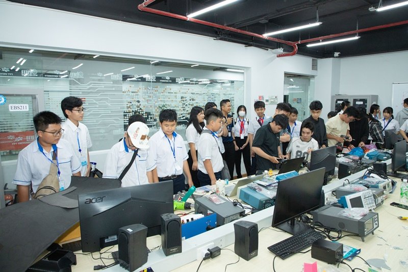 Các em tham quan phòng thí nghiệm, không gian giảng dạy tại Đại học FPT cơ sở TP. Hồ Chí Minh Các em tham quan phòng thí nghiệm, không gian giảng dạy tại Đại học FPT cơ sở TP. Hồ Chí Minh