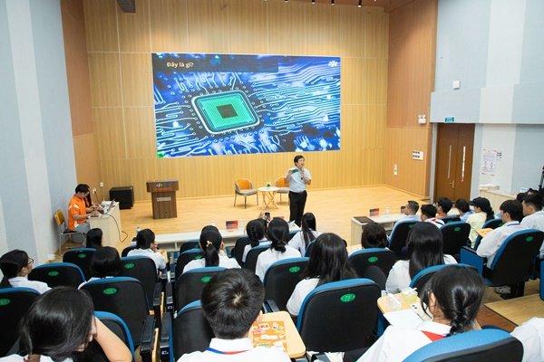 Các em được giảng viên FPT giới thiệu về hai lĩnh vực trí tuệ nhân tạo (AI) và vi mạch bán dẫn. Các em được giảng viên FPT giới thiệu về hai lĩnh vực trí tuệ nhân tạo (AI) và vi mạch bán dẫn.
