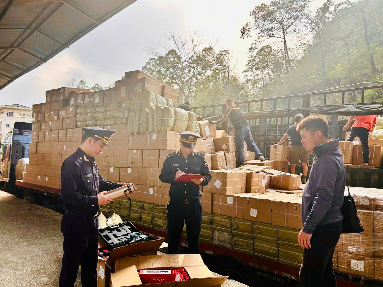 Hoạt động nghiệp vụ của công chức Chi cục Hải quan khu vực VI. Ảnh: kv06.customs.gov.vn Hoạt động nghiệp vụ của công chức Chi cục Hải quan khu vực VI. Ảnh: kv06.customs.gov.vn