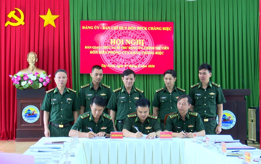 Các đồng chí bàn giao thực hiện nội dung ký biên bản giao - nhận Các đồng chí bàn giao thực hiện nội dung ký biên bản giao - nhận