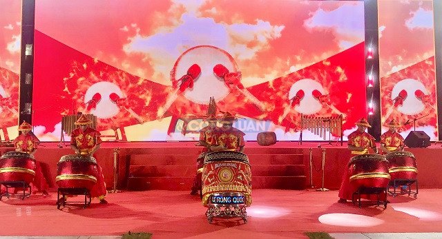 Màn múa trống khai mạc Liên hoan và Lễ hội. Ảnh: VH Màn múa trống khai mạc Liên hoan và Lễ hội. Ảnh: VH