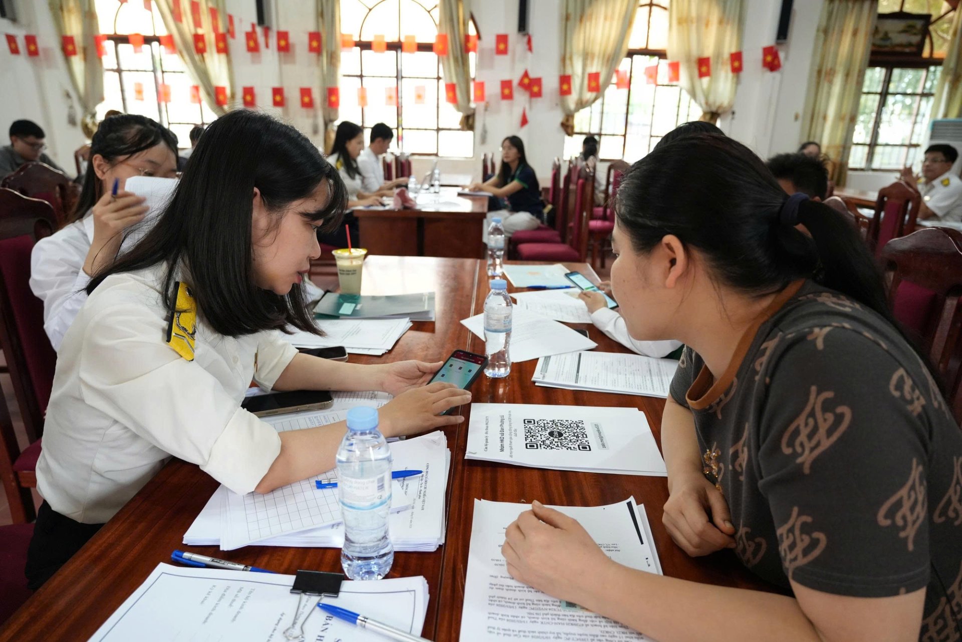 Công chức ngành Thuế hướng dẫn hộ kinh doanh nộp thuế trên ứng dụng eTaxMobile. Ảnh: hanoi.gdt.gov.vn Công chức ngành Thuế hướng dẫn hộ kinh doanh nộp thuế trên ứng dụng eTaxMobile. Ảnh: hanoi.gdt.gov.vn
