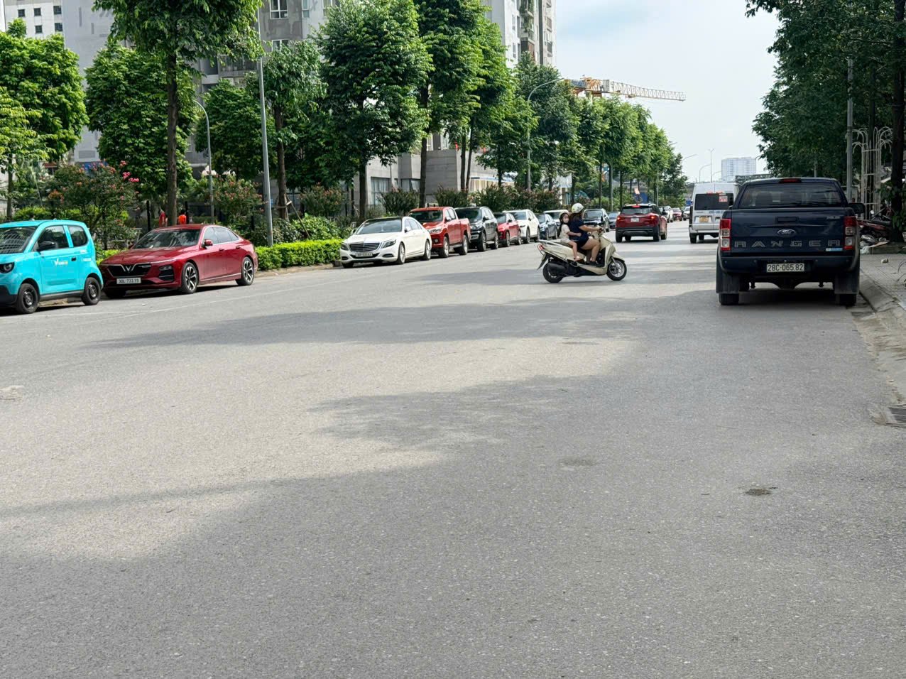 Tại Kim Văn - Kim Lũ và KĐT mới Đại Kim, tình trạng ô tô dừng, đỗ lấn chiếm lối đi công cộng gây nhiều khó khăn cho công tác quản lý. Tại Kim Văn - Kim Lũ và KĐT mới Đại Kim, tình trạng ô tô dừng, đỗ lấn chiếm lối đi công cộng gây nhiều khó khăn cho công tác quản lý.