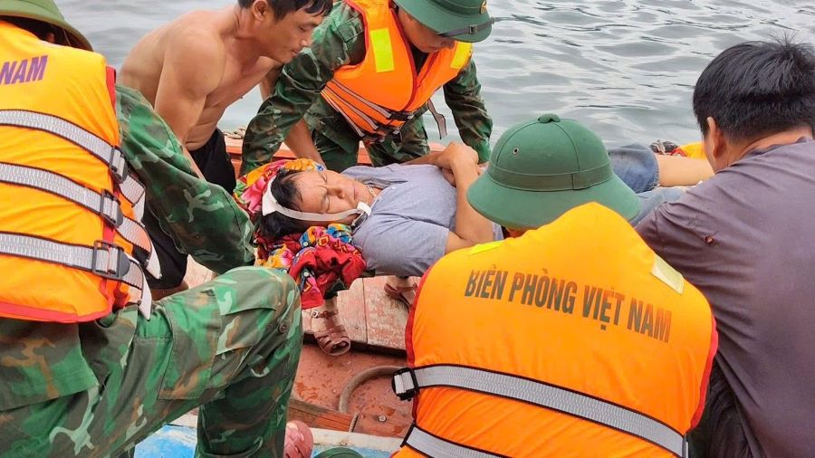 Cán bộ Đồn Biên phòng Cửa Sót tiếp cận ngư dân gặp nạn để xử lý y tế Cán bộ Đồn Biên phòng Cửa Sót tiếp cận ngư dân gặp nạn để xử lý y tế