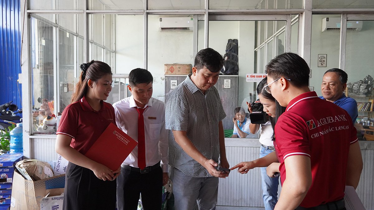 Cán bộ Agribạnk hướng dẫn doanh nghiệp chuyển đổi số trong hoạt động ngân hàng Cán bộ Agribạnk hướng dẫn doanh nghiệp chuyển đổi số trong hoạt động ngân hàng