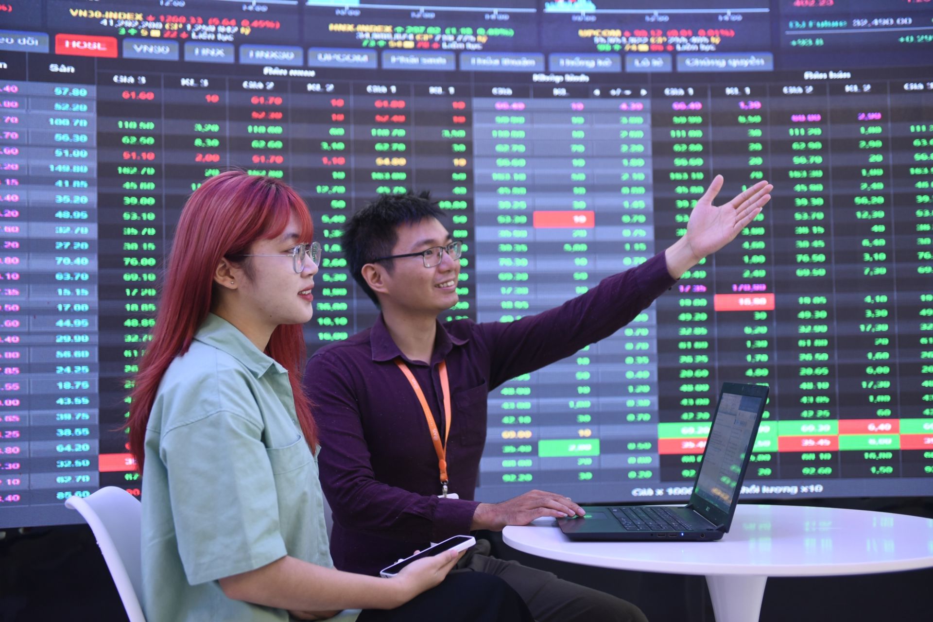VN-Index đang trong giai đoạn tích lũy sau nhịp điều chỉnh, khi nhà đầu tư thận trọng chờ tín hiệu mới từ dòng tiền và các yếu tố hỗ trợ thị trường. Ảnh minh họa VN-Index đang trong giai đoạn tích lũy sau nhịp điều chỉnh, khi nhà đầu tư thận trọng chờ tín hiệu mới từ dòng tiền và các yếu tố hỗ trợ thị trường. Ảnh minh họa