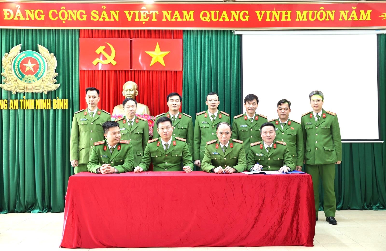 Lãnh đạo, chỉ huy các đội nghiệp vụ, các đoàn thể Phòng Cảnh sát kinh tế, trong đó có lực lượng Cảnh sát môi trương ký cam kết thi đua hoàn thành xuất sắc nhiệm vụ được giao Lãnh đạo, chỉ huy các đội nghiệp vụ, các đoàn thể Phòng Cảnh sát kinh tế, trong đó có lực lượng Cảnh sát môi trương ký cam kết thi đua hoàn thành xuất sắc nhiệm vụ được giao
