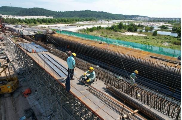 C&ocirc;ng nh&acirc;n l&agrave;m việc 3 ca, ng&agrave;y đ&ecirc;m tr&ecirc;n c&ocirc;ng trường tuyến LRT Ph&uacute; Quốc để kịp tiến độ phục vụ Hội nghị cấp cao APEC 2027