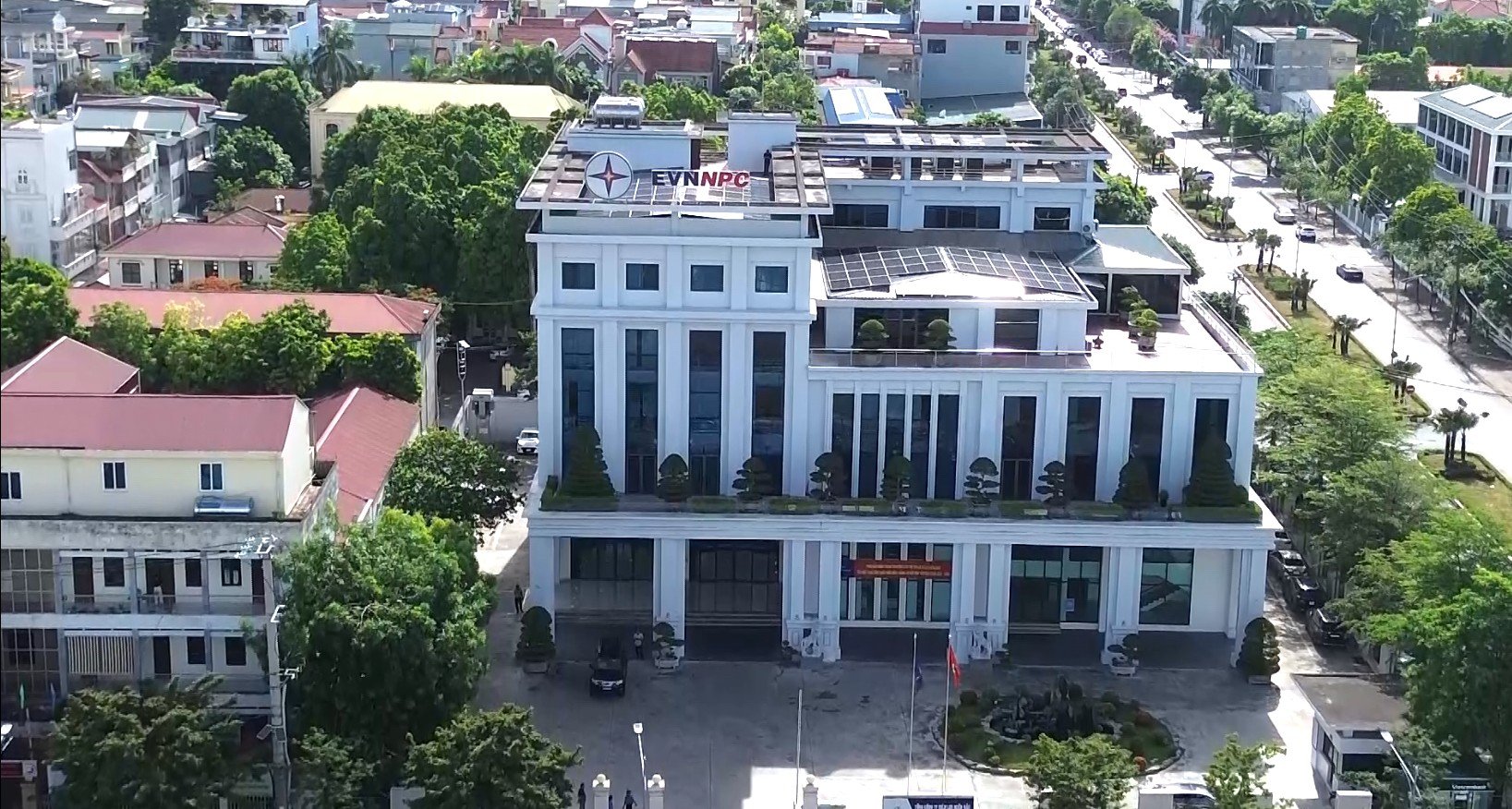 C&ocirc;ng ty Điện lực Ninh B&igrave;nh đ&atilde; chủ động triển khai chương tr&igrave;nh lắp đặt hệ thống điện mặt trời m&aacute;i nh&agrave; tự sản xuất, tự ti&ecirc;u thụ tại trụ sở C&ocirc;ng ty v&agrave; c&aacute;c đơn vị trực thuộc.