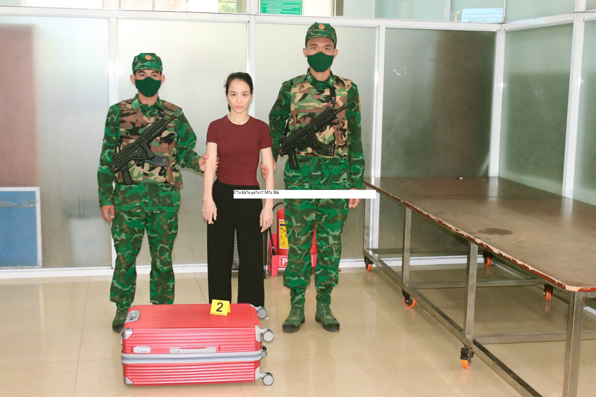 Đối tượng Nguyễn Thị Phương cùng tang vật Đối tượng Nguyễn Thị Phương cùng tang vật