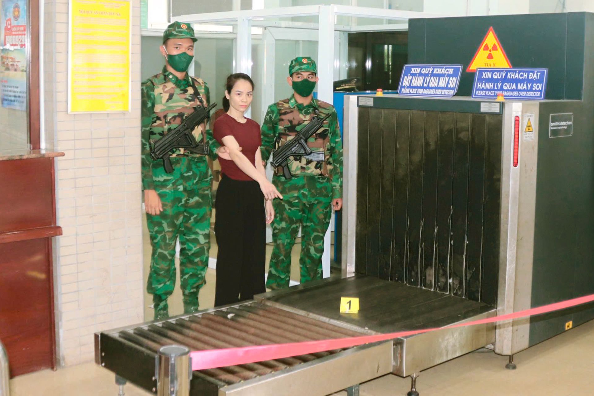 Đối tượng Nguyễn Thị Phương bị bắt giữ tại khu vực soi chiếu hành lý Cửa khẩu quốc tế Mộc Bài, Tây Ninh. Đối tượng Nguyễn Thị Phương bị bắt giữ tại khu vực soi chiếu hành lý Cửa khẩu quốc tế Mộc Bài, Tây Ninh.